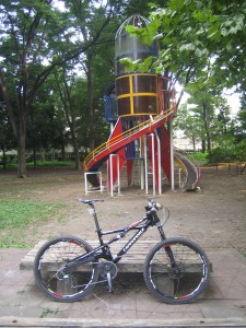 IMG_2833 公園の遊具の前のProphet号