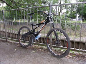 RIMG0003 IRC Mibro Tubeless 2.25(左) VS KENDA NEVEGAL UST(右)