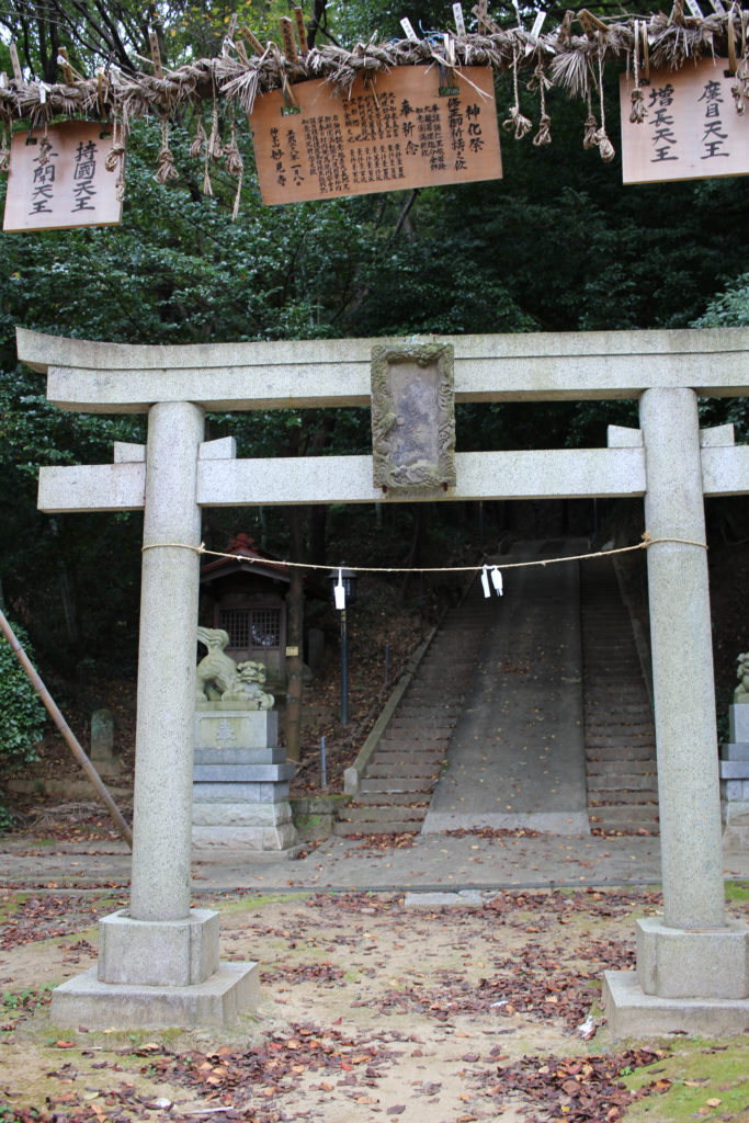 急な坂の上には鳥居があります