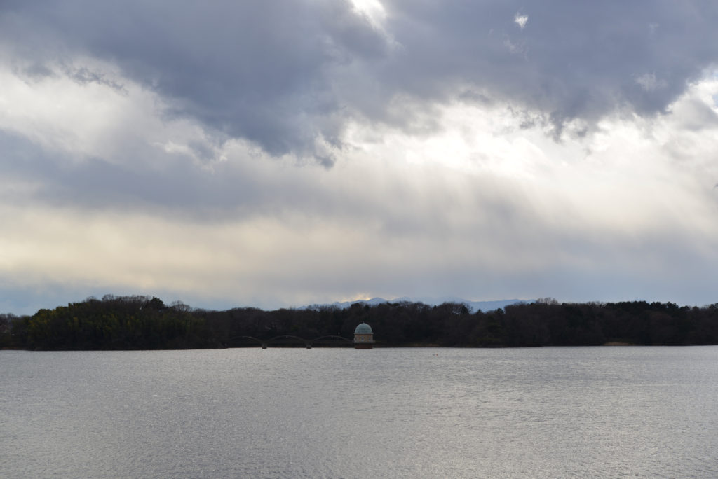 多摩湖の取水塔