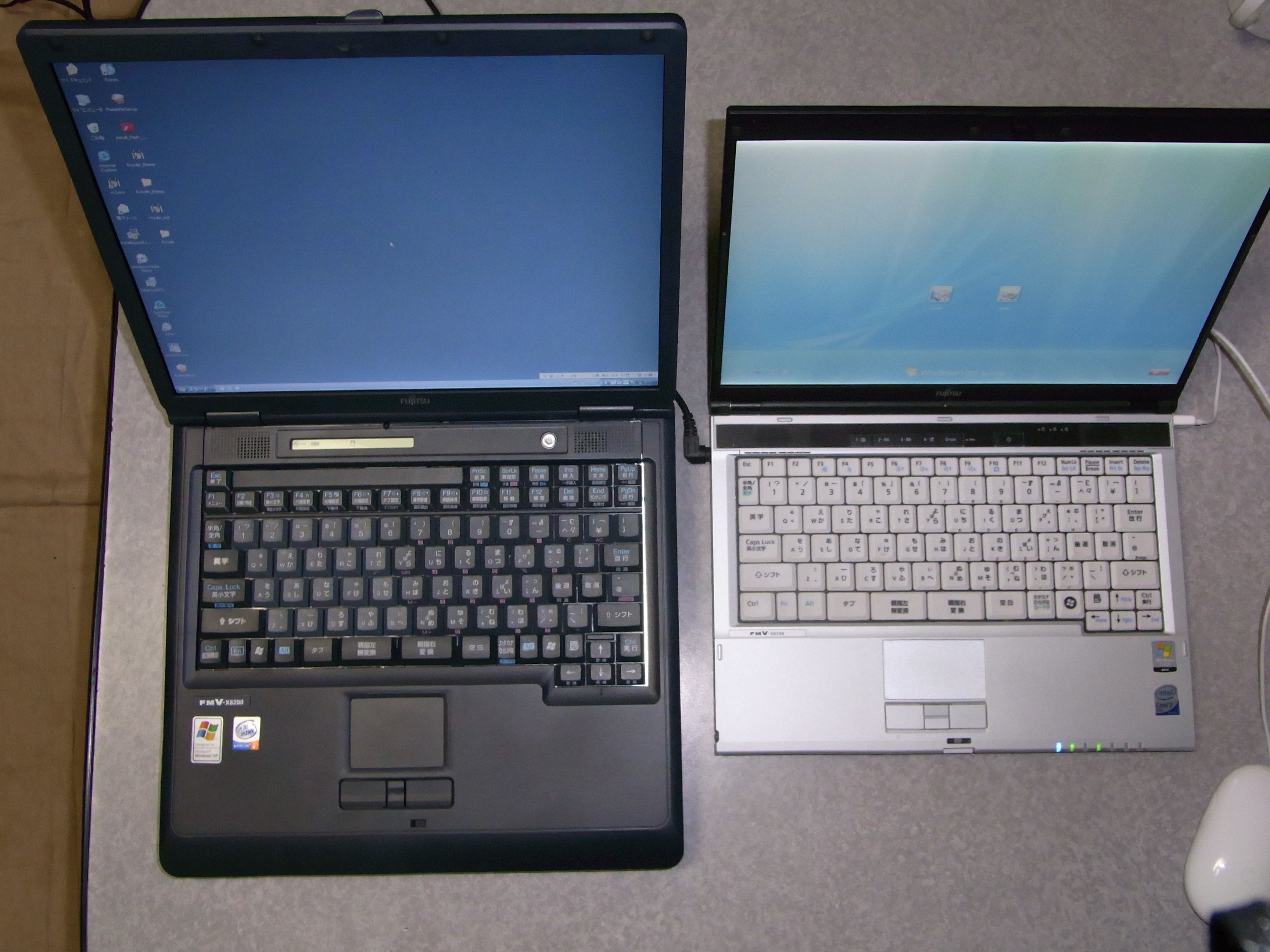 写真左がFMV-X8200(2005)、右がFMV-S8360