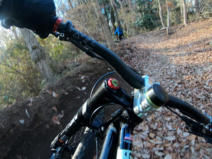 このコースではこれだけバイクを傾けても怖くないですから