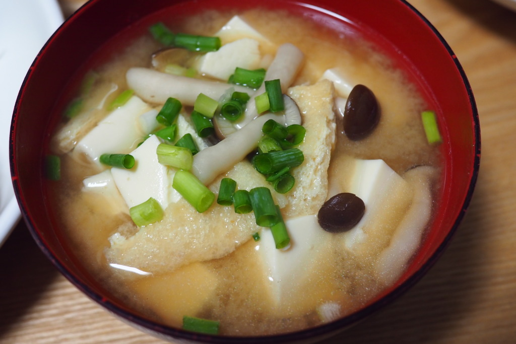 豆腐と油揚げとキノコの味噌汁