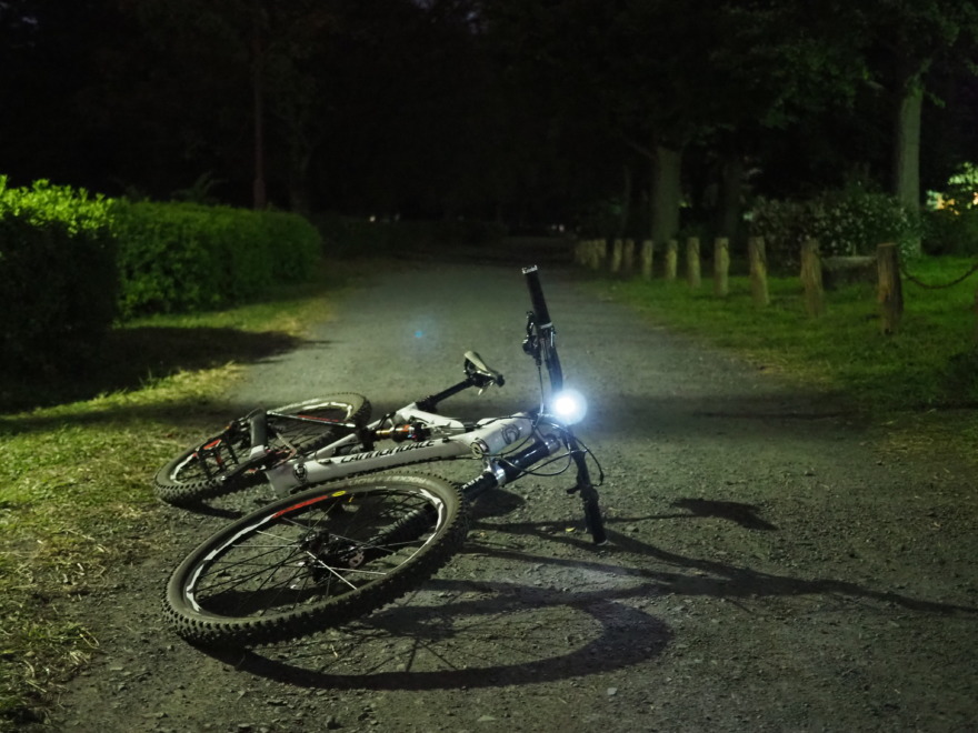 いつもは明るい公園が真っ暗