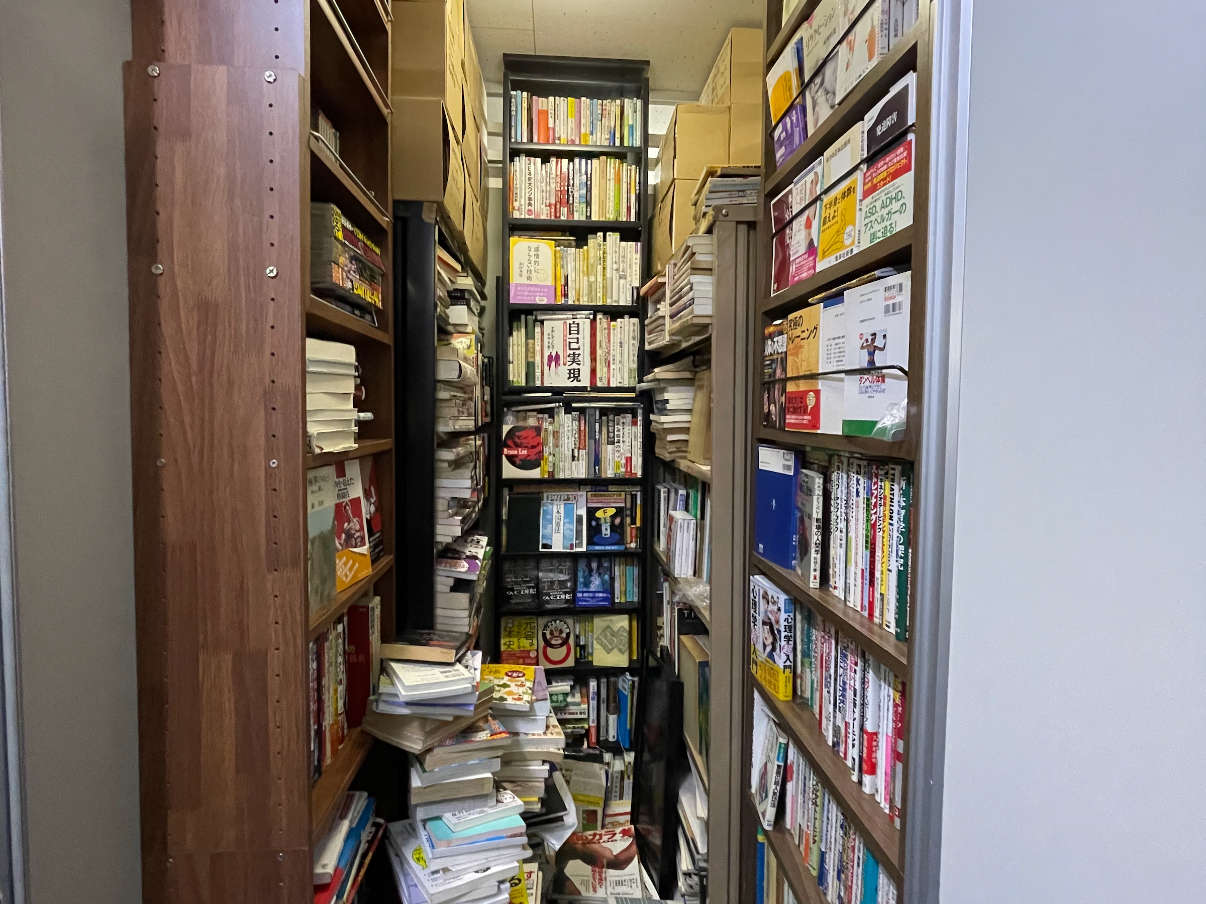 倉庫の書棚