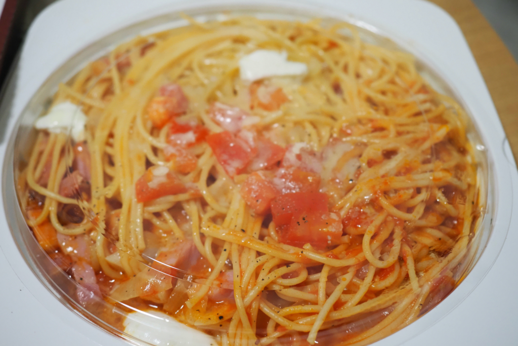 モツァレラチーズのトマトソースパスタ