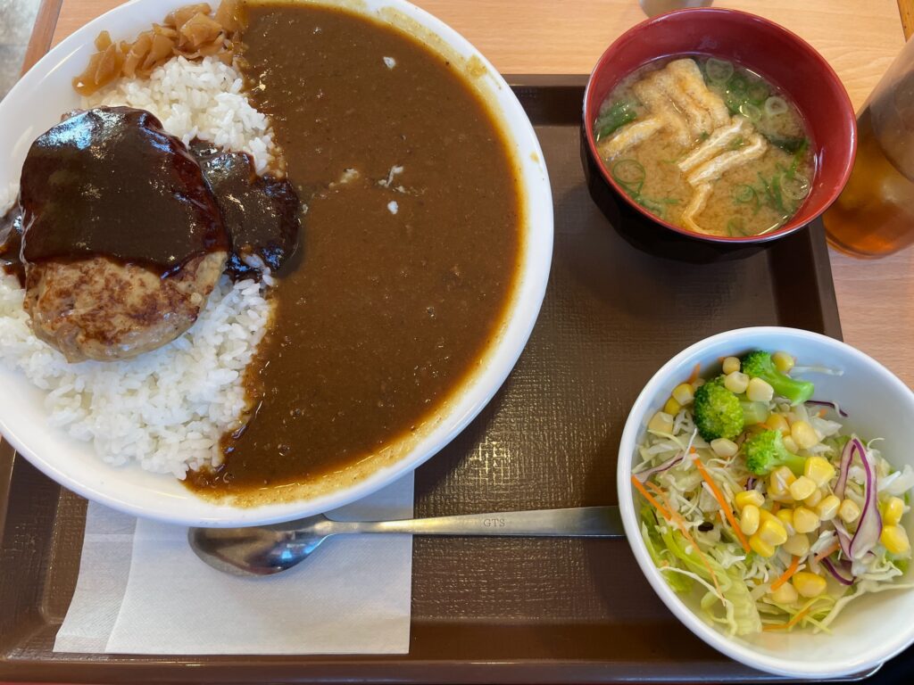 粗挽きハンバーグカレーメガ盛り