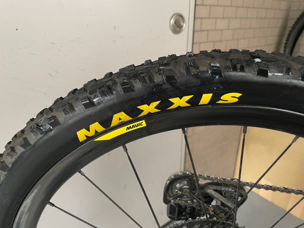 Maxxis Forekaster 27.5 x 2.35に交換