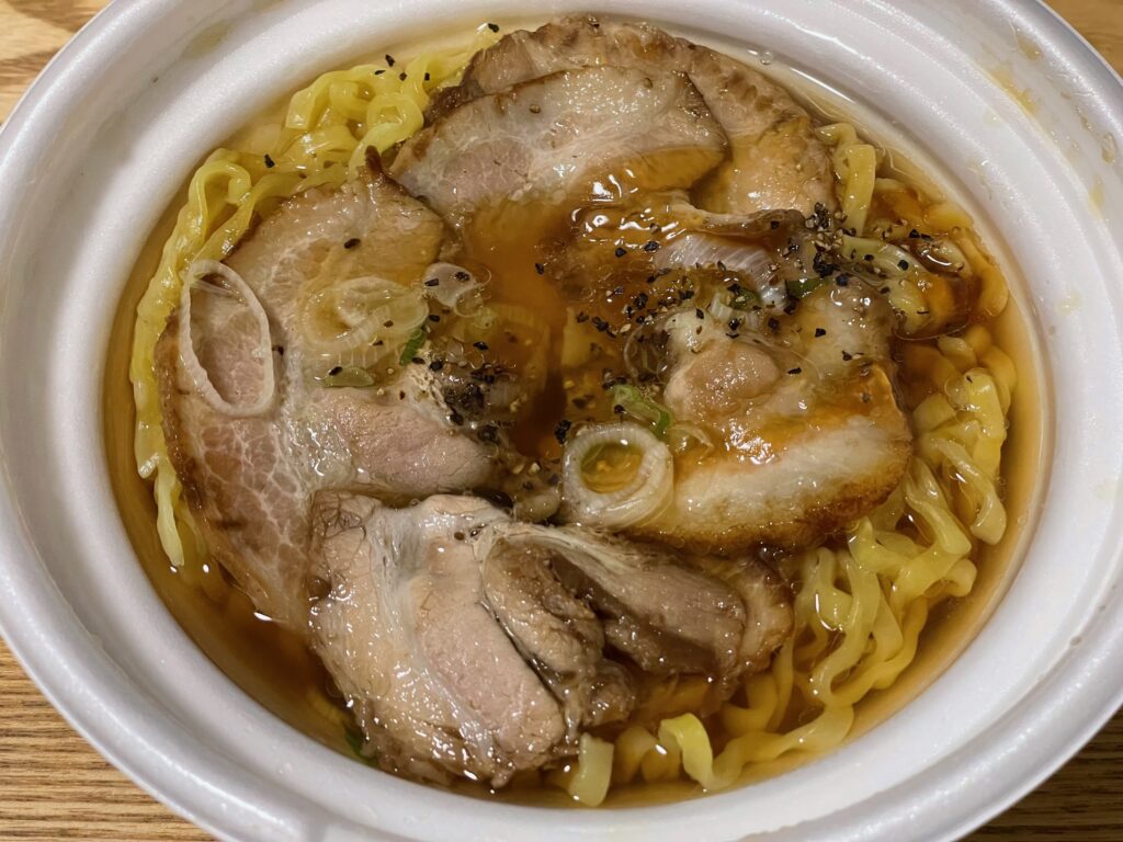 夜はセブンイレブンのチャーシュー麺