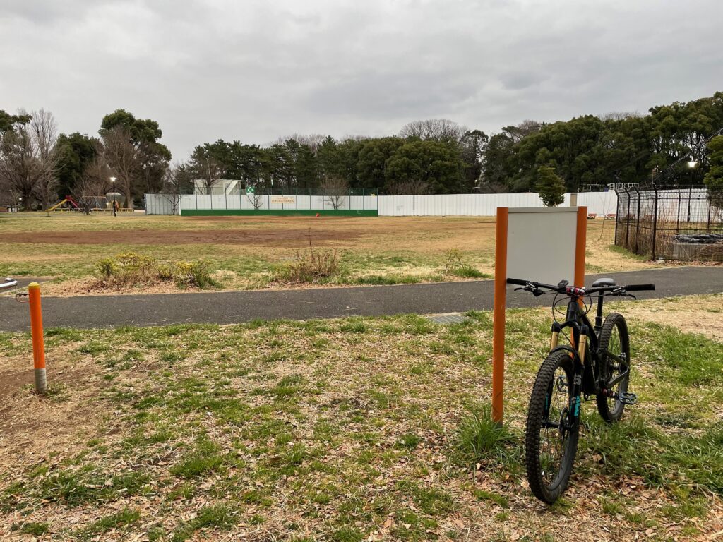 上流の公園も人がほとんどいません