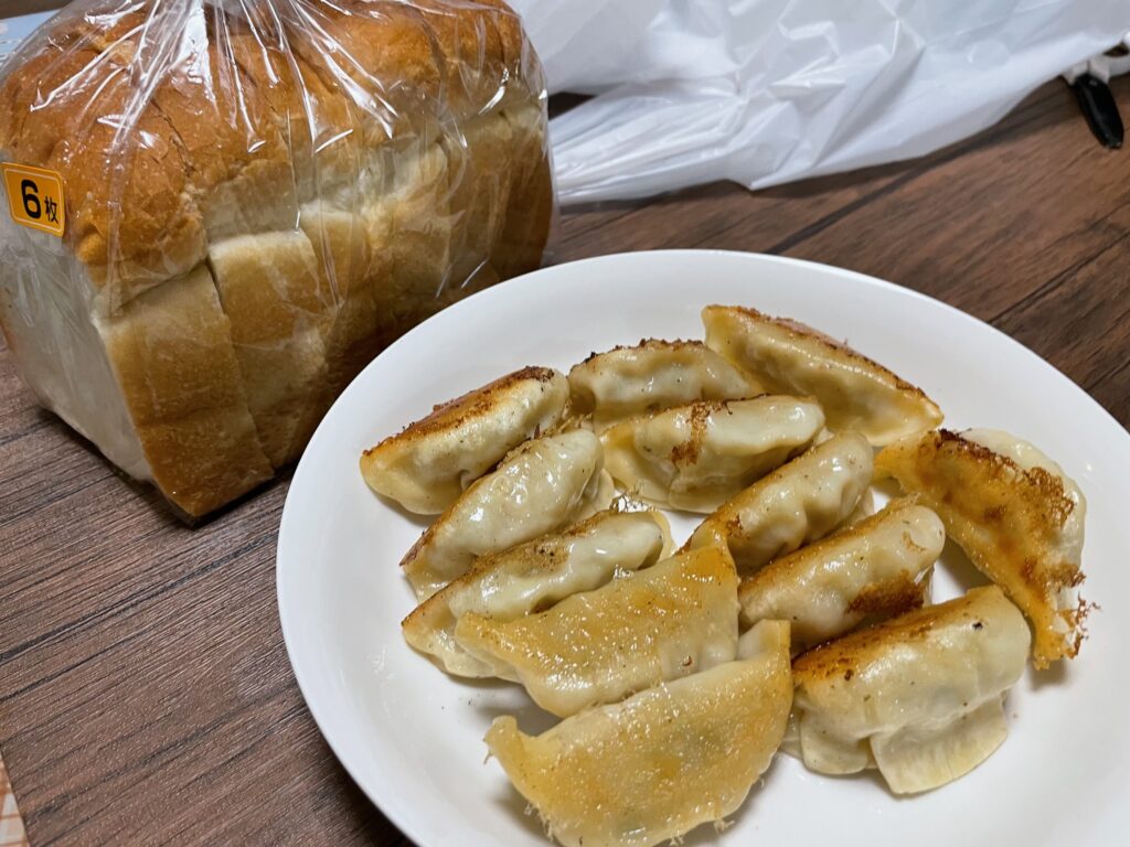 有名なパン屋さんのパンと餃子
