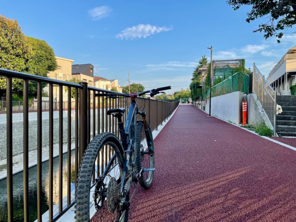 上流の公園の先まで