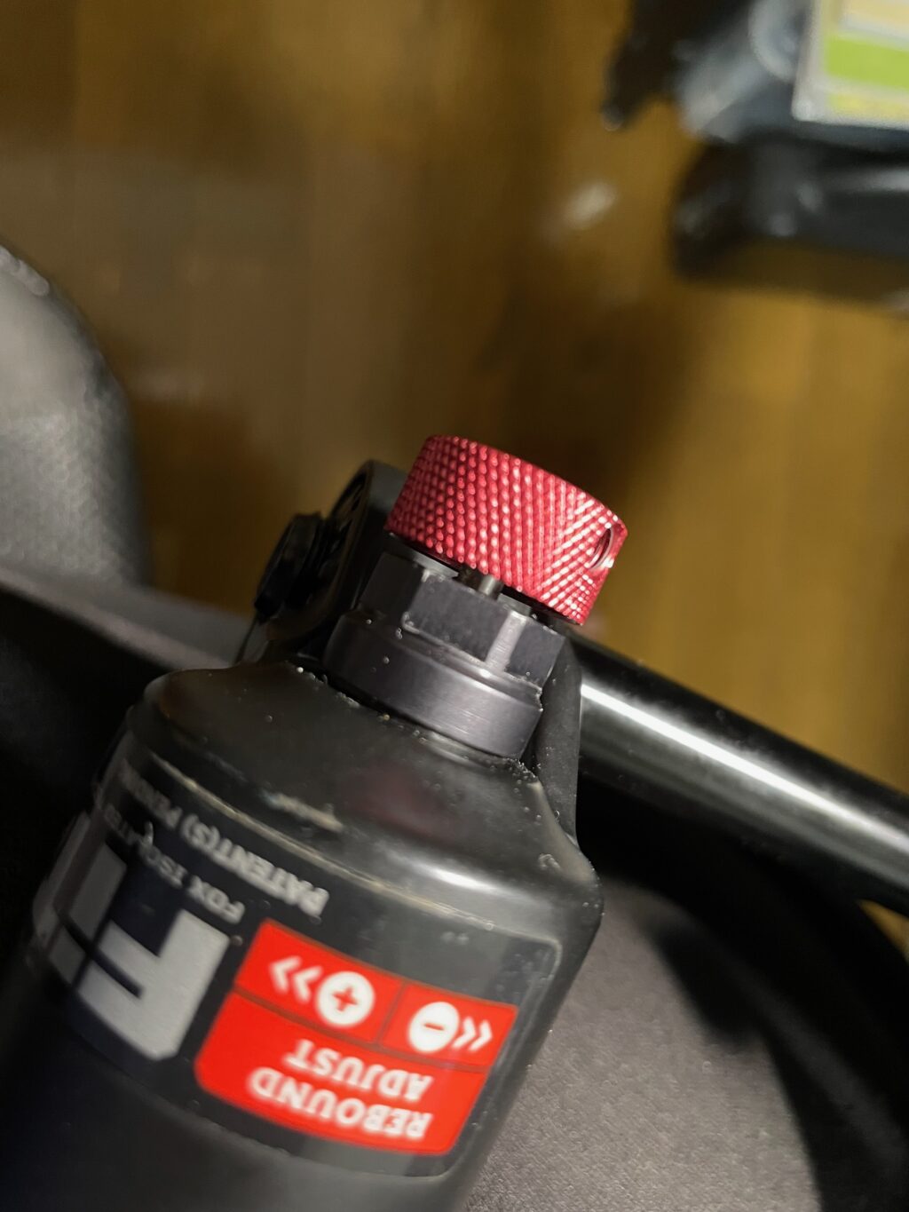 ノブごと接着剤で固定しようとしてみたが