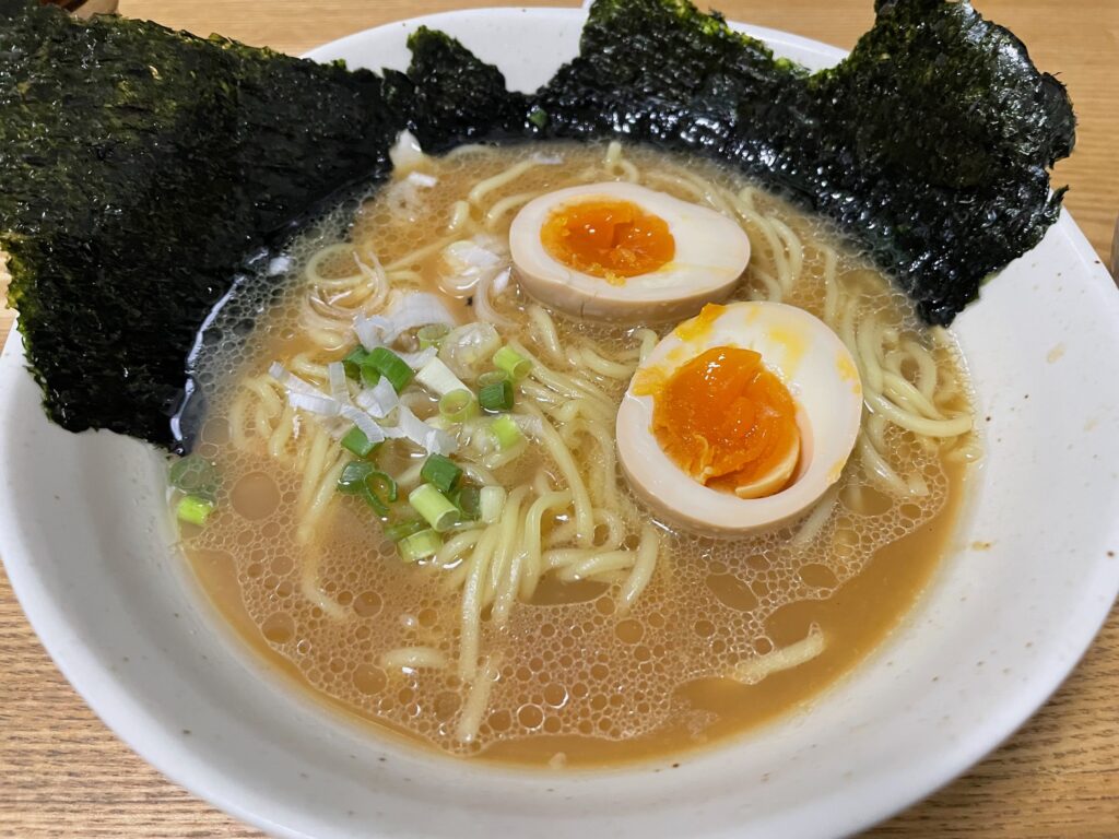 日清 行列のできる店のラーメン 横浜家系ラーメン
