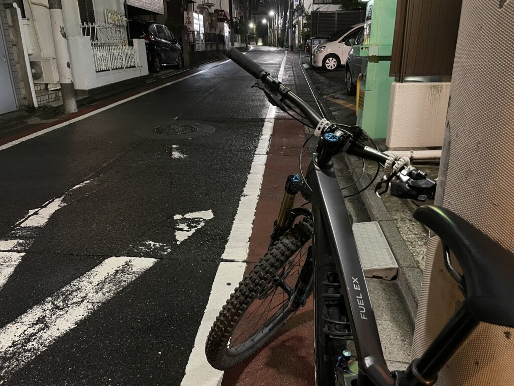 雨降ってる