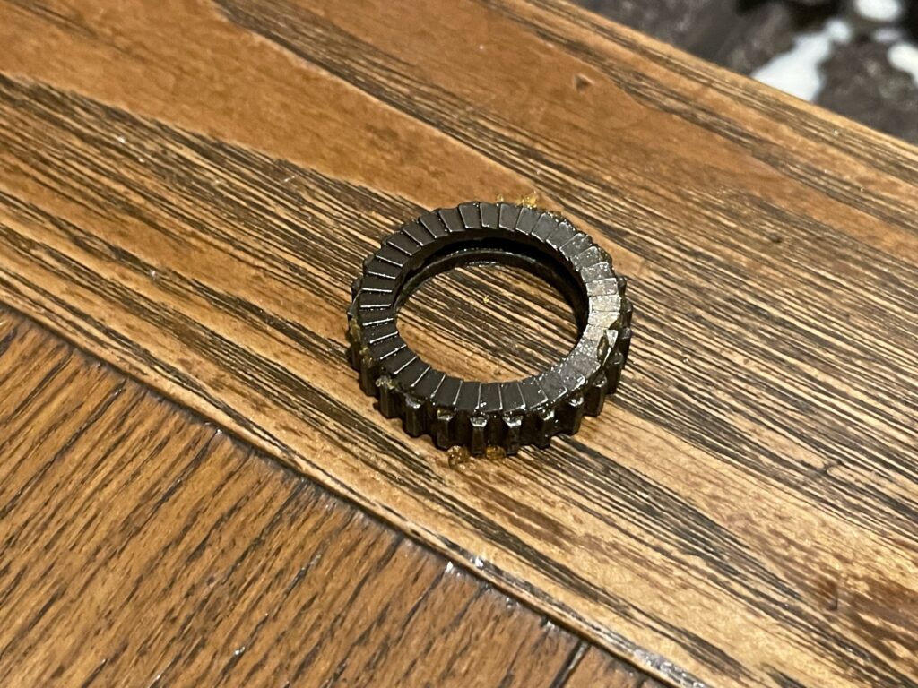 これをコイルで押さえつけて