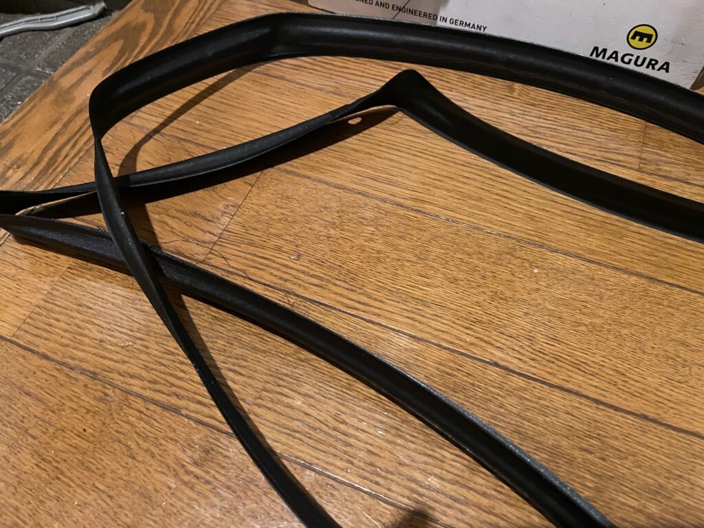チューブド用のリムテープも剥がしました