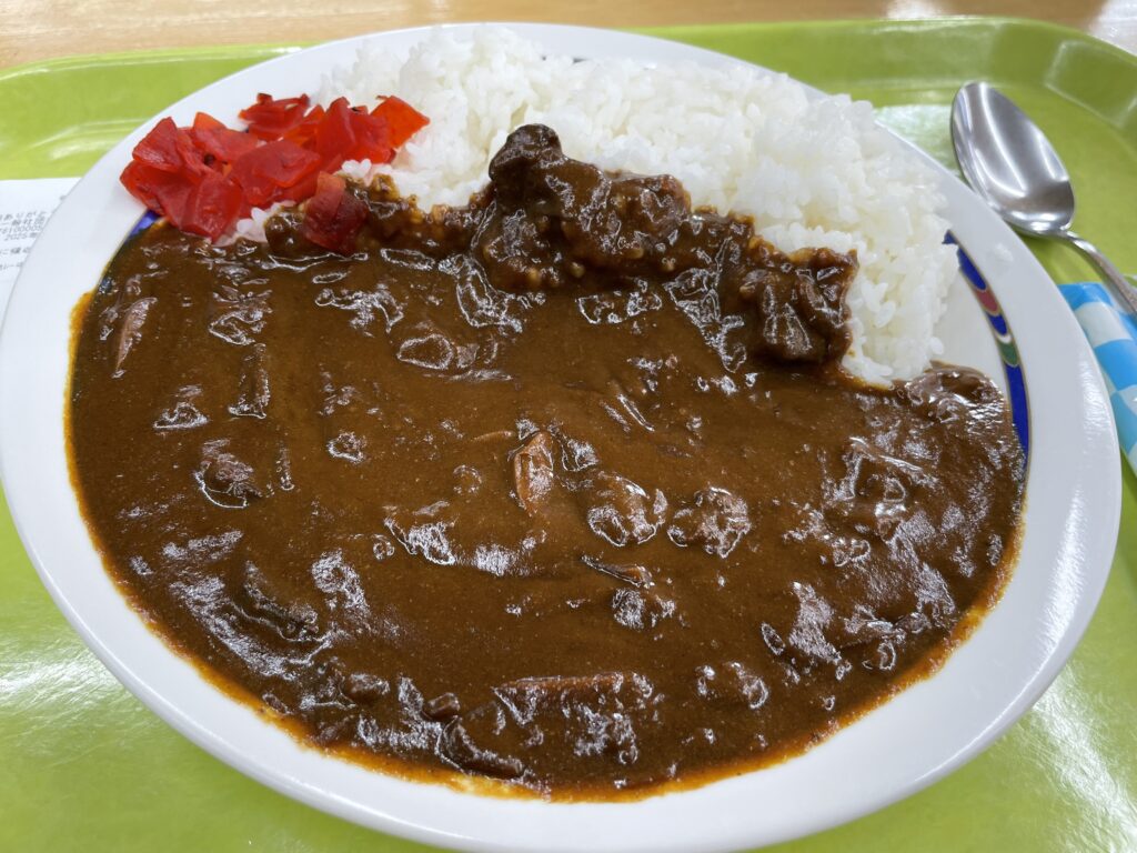 昼はビーフカレー