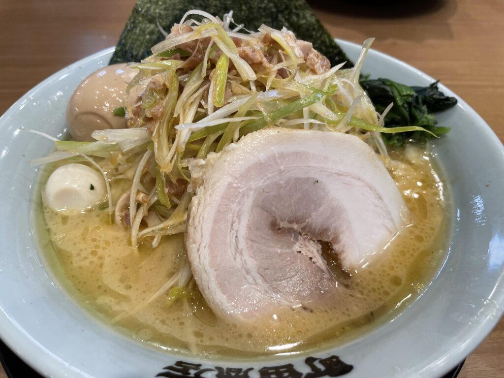 醤油豚骨ねぎラーメンに味玉をトッピング