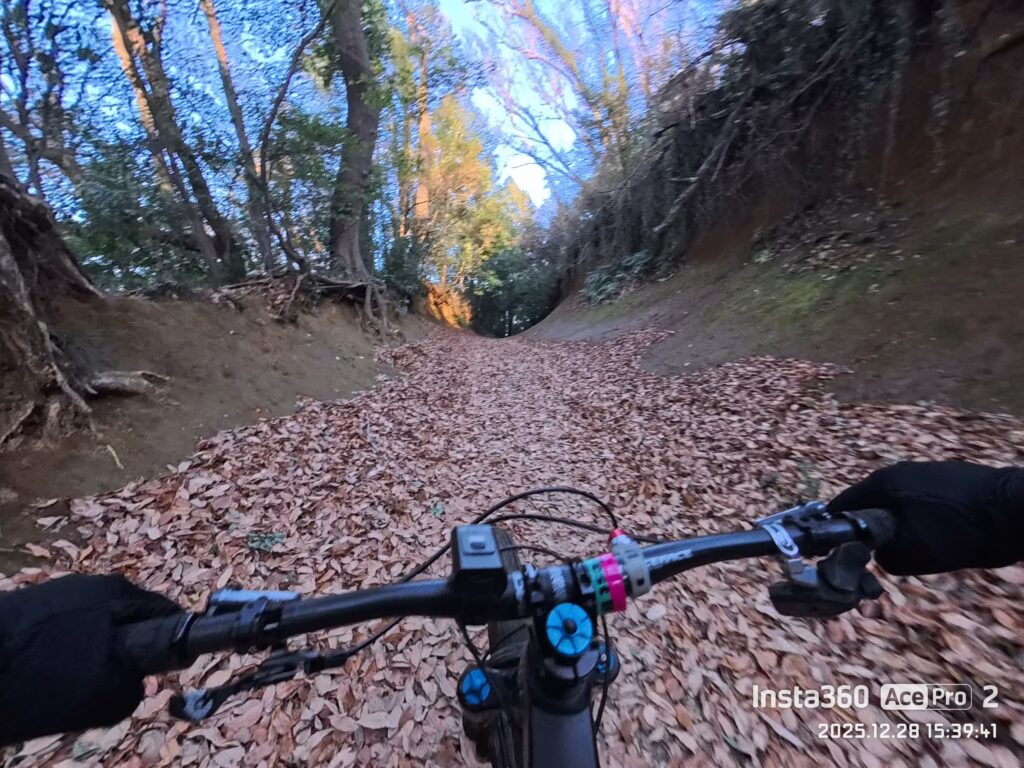 結構巨大な切り通し