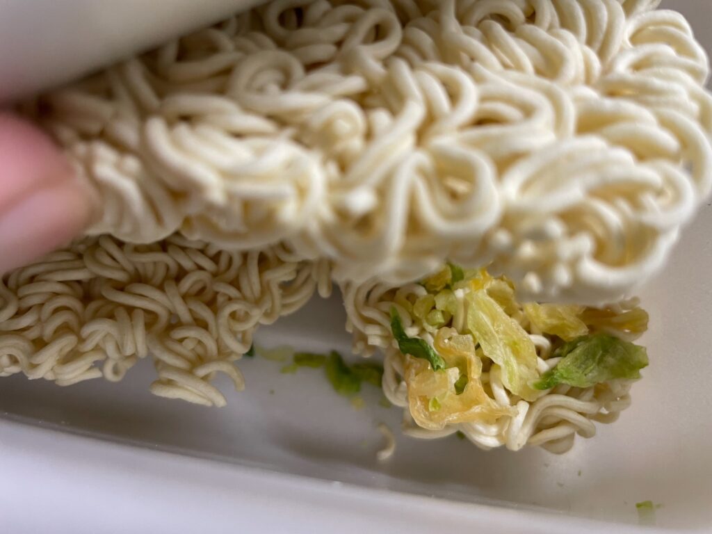 下の麺が大きく欠けている