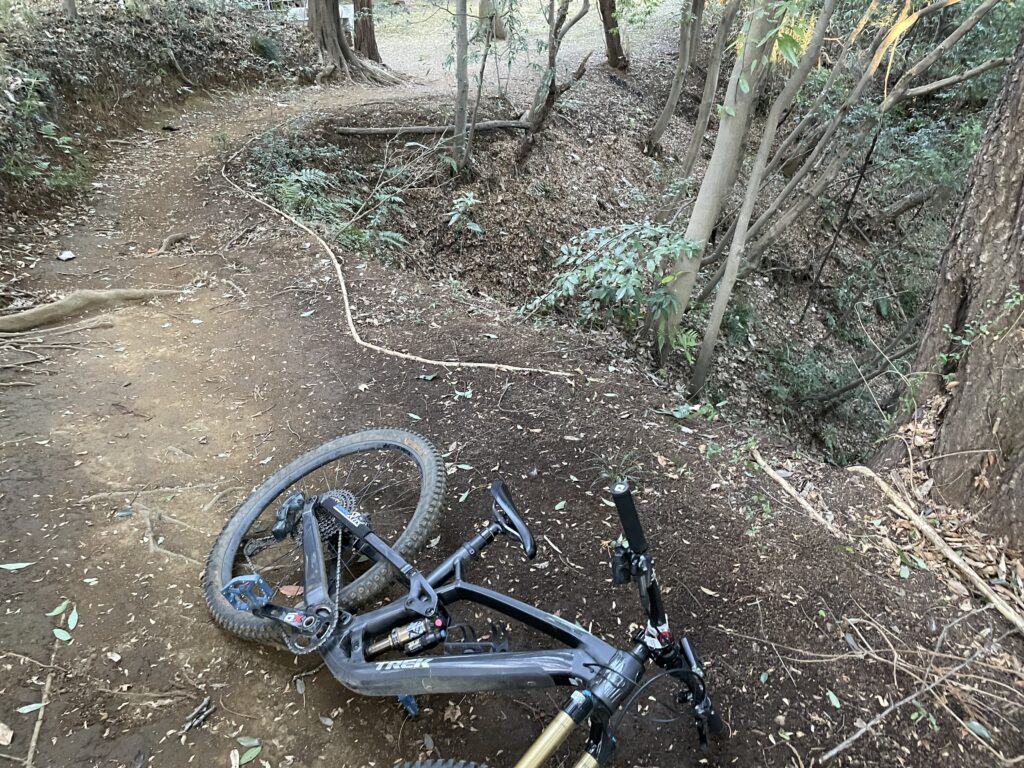 北辰妙見尊の裏手の崖