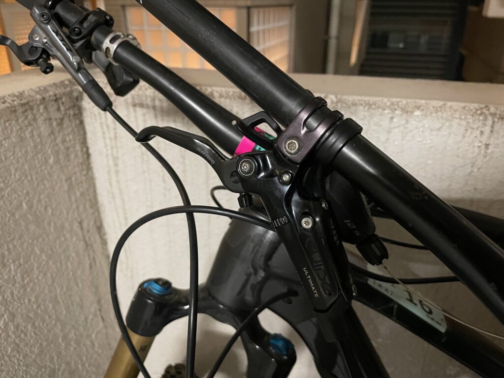 シフターはSL-M6100、ブレーキはSRAM GUIDE ULTIMATE