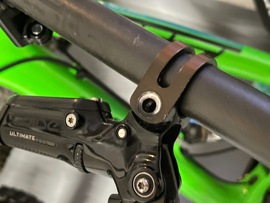 左のクランプボルトが空回り