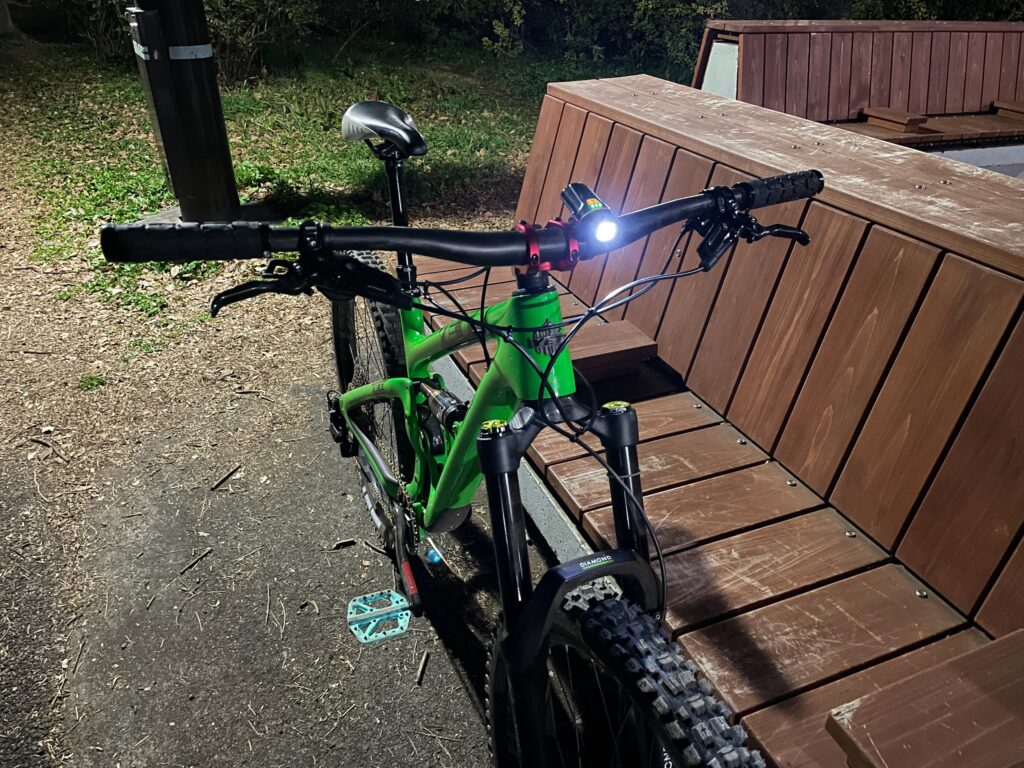 ハンドル幅が少し広がっています