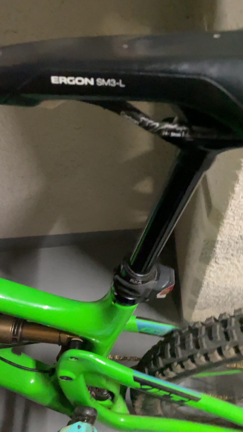 シートポストに横から力をかけると発生