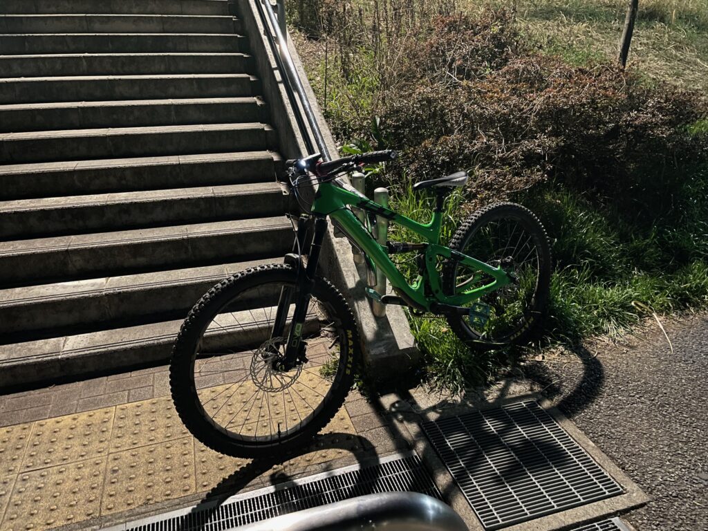 久々に急階段下り