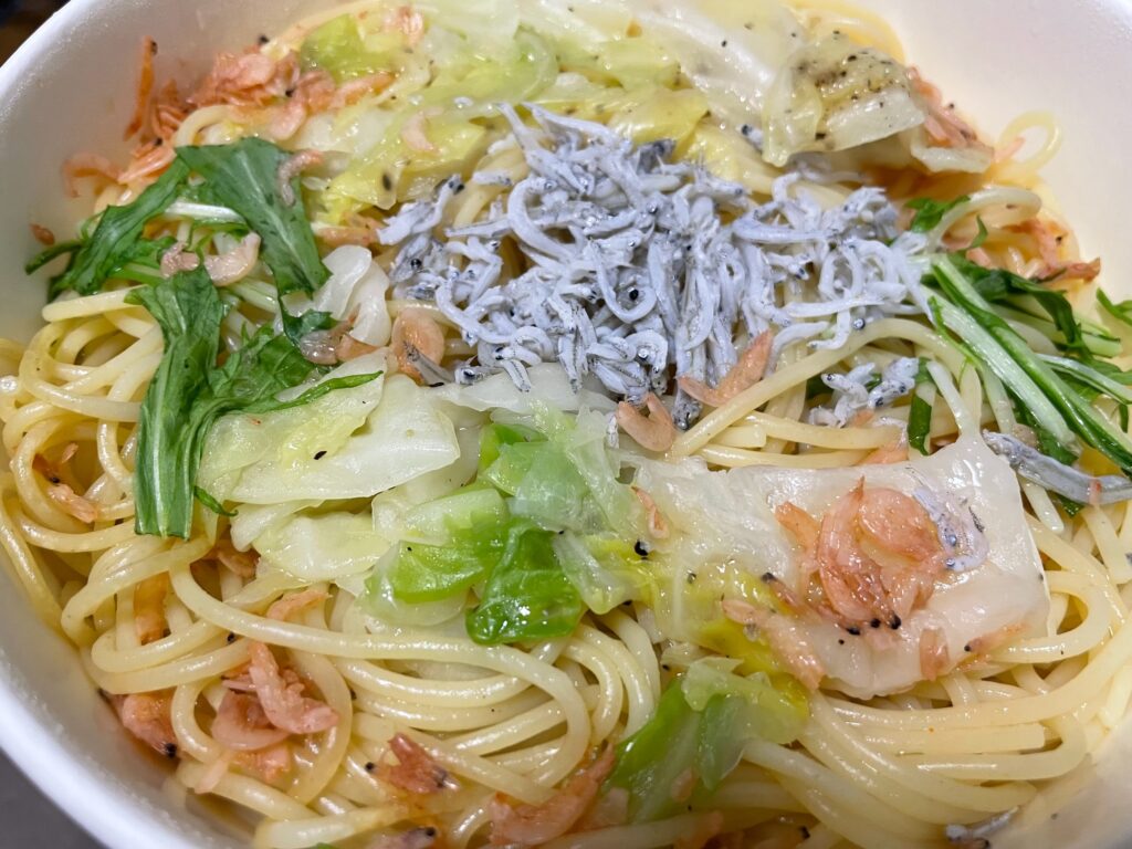 キャベツとしらすと小エビのペペロンチーノ