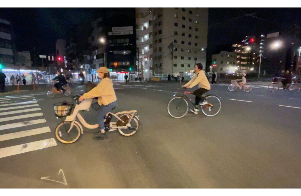 青信号の横断歩道を横切る複数の自転車