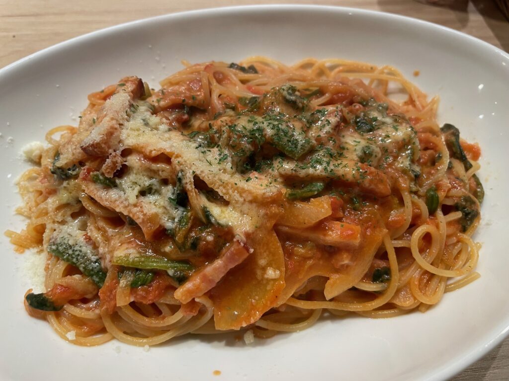 ベーコンとほうれんそうのトマトクリームパスタ