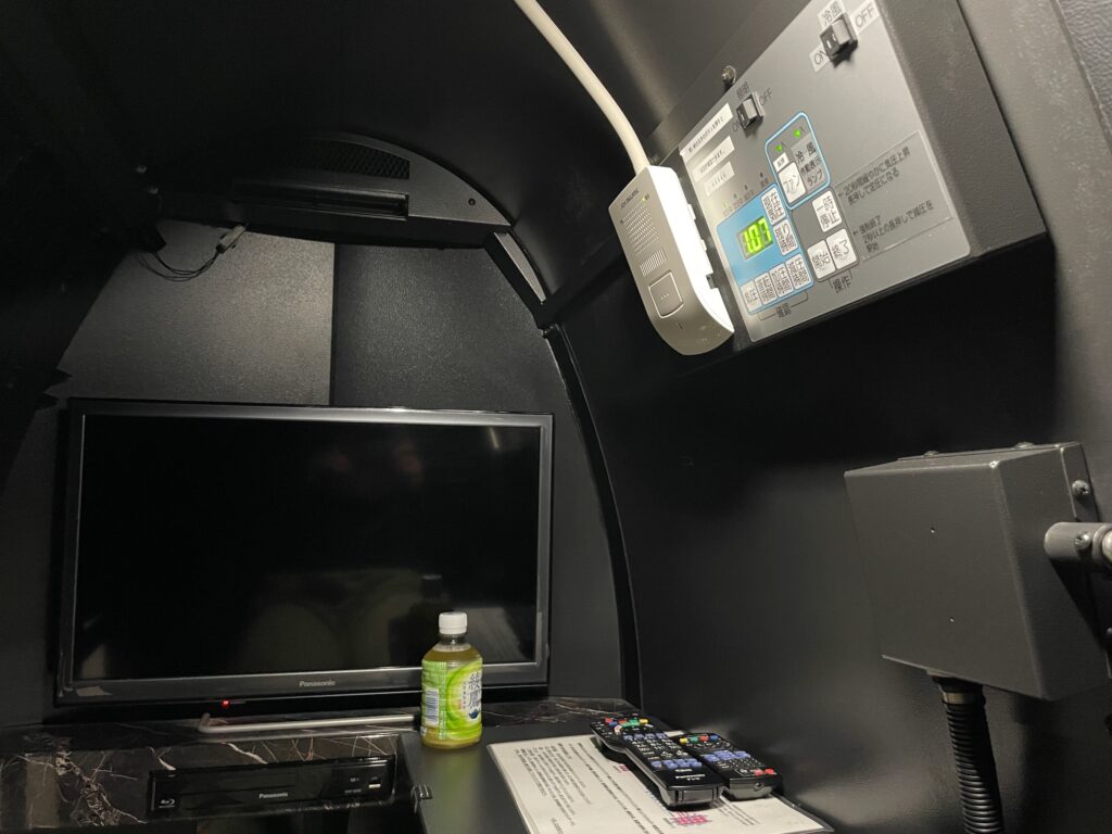 落ち着きのあるカプセル内