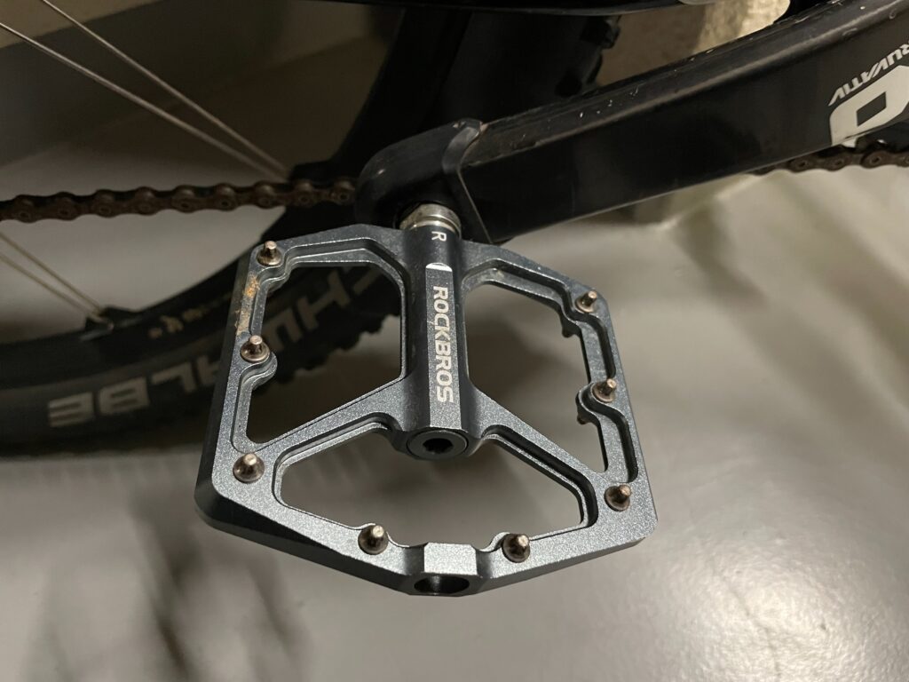 このバイクは長らくビンディングペダルを組み込んできましたが