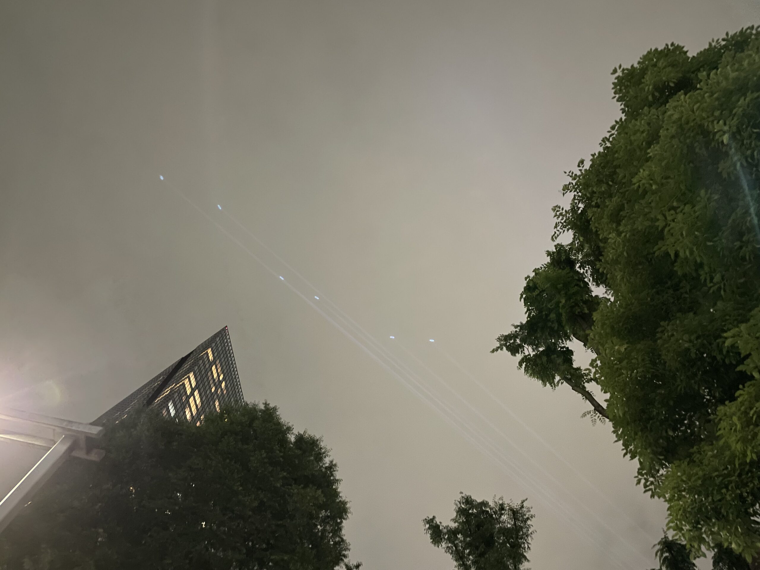 夜空に規則正しく並ぶ青い光