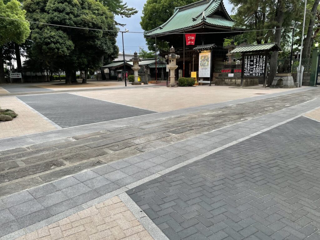 妙法寺の地面がタイル張りになっていた