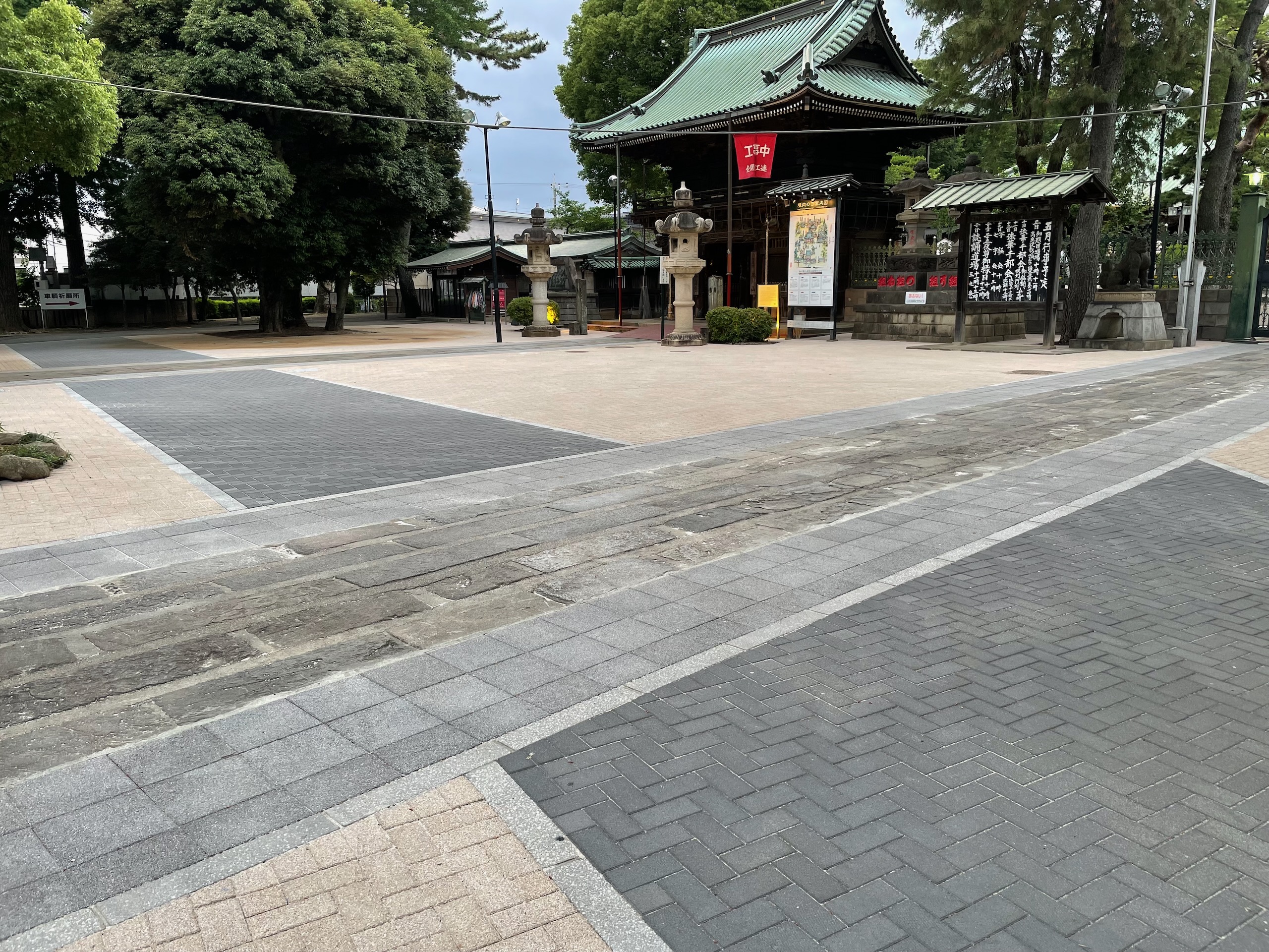 妙法寺の地面がタイル張りになっていた