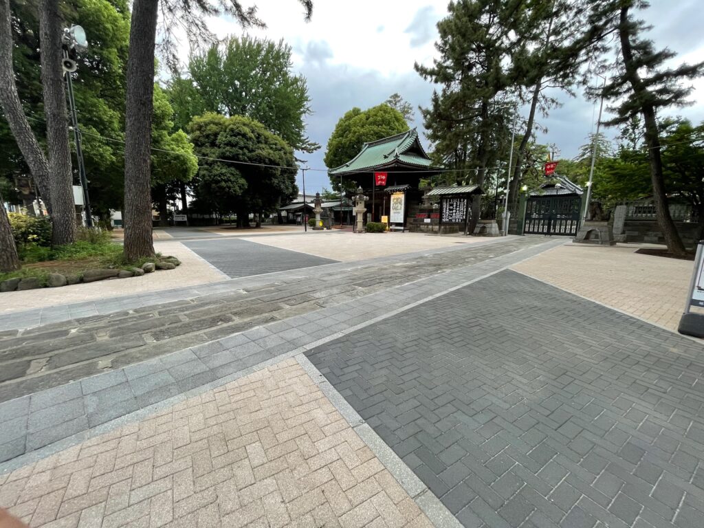 妙法寺の地面がタイル張りになっていた