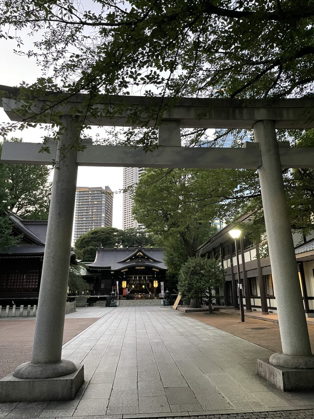 新宿中央公園の隣にある熊野神社