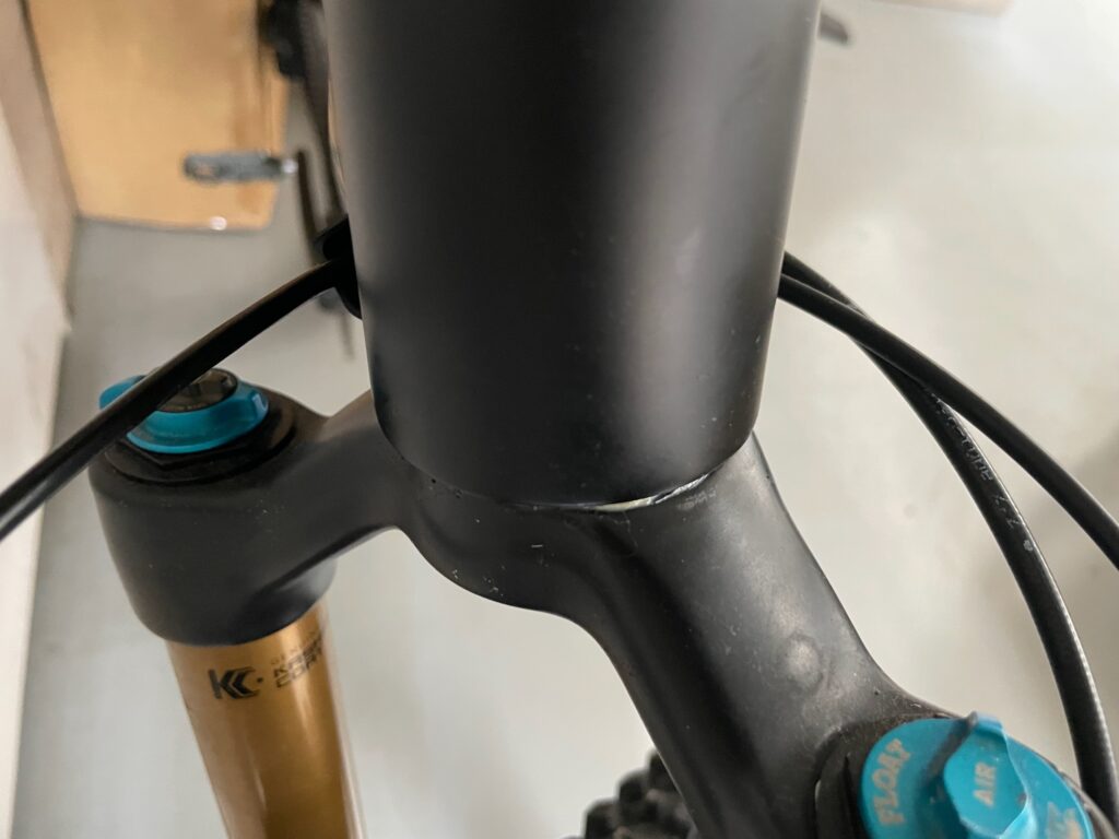 フレーム右側は一つしか穴が開いていません
