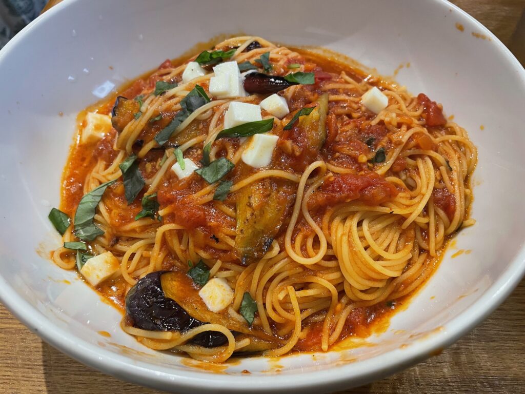 モツァレラチーズのトマトソースパスタ