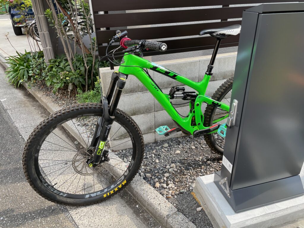 とりあえず公園の端っこまで
